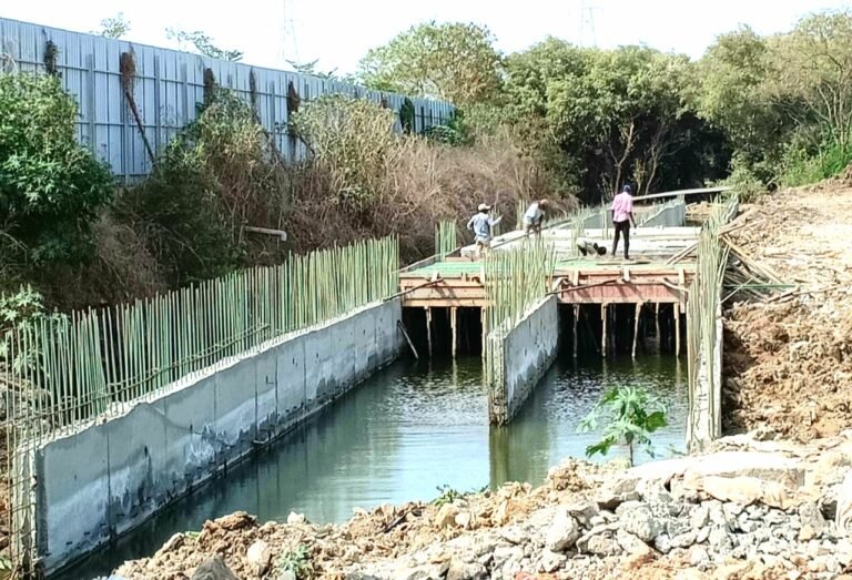 समुद्राच्या भरतीचे पाणी वाहून नेणाऱ्या नैसर्गिक खाड्यांना नाले ठरवून बांधकाम करण्याचा महापालिका अधिकाऱ्यांचा आणखीन एक नवा प्रताप.