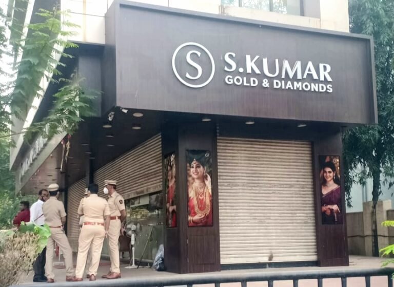 मीरारोडच्या एस. कुमार ज्वेलर्सवर दिवसाढवळ्या दरोडा! बंदुकीचा धाक दाखवून लाखोंचे दागिने लुटले ! मीरारोडच्या एस. कुमार ज्वेलर्सवर दिवसाढवळ्या दरोडा! बंदुकीचा धाक दाखवून लाखोंचे दागिने लुटले !