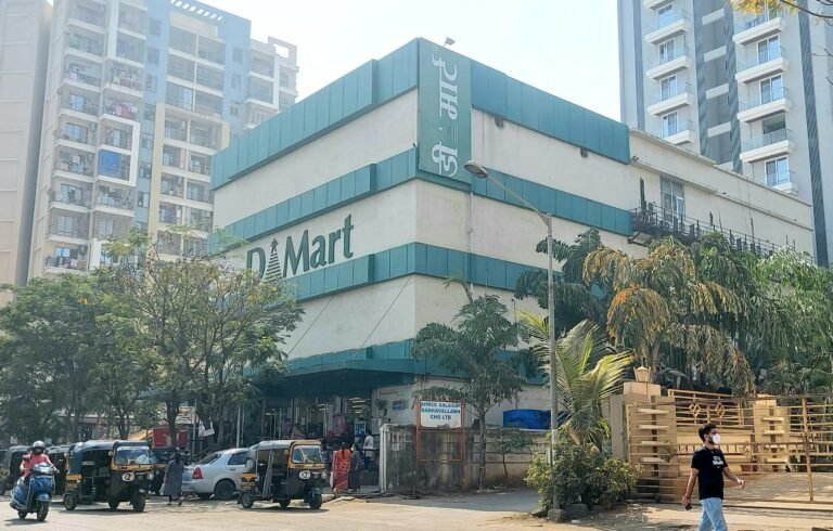 डी मार्टच्या लिफ्टमध्ये अडकले 15 जण अग्निशमन दलाच्या जवानांनी प्रसंगावधान राखून केली सुटका! डी मार्टच्या लिफ्टमध्ये अडकले 15 जण अग्निशमन दलाच्या जवानांनी प्रसंगावधान राखून केली सुटका!