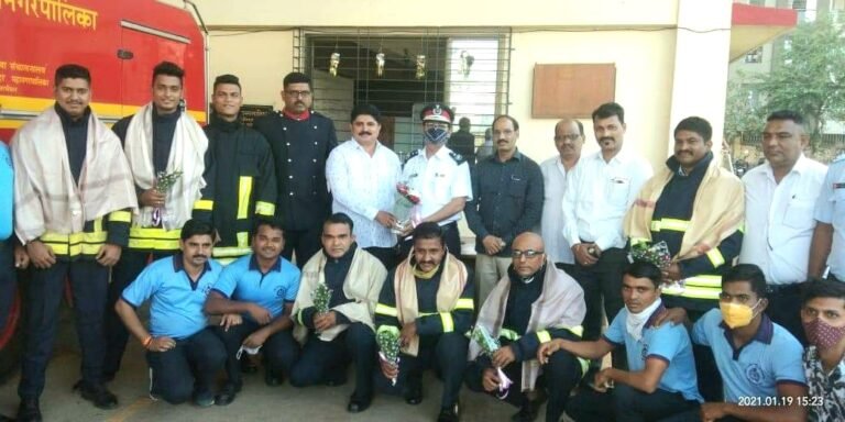 डी मार्टच्या लिफ्टमध्ये अडकलेल्या 13 जणांचे जीव वाचविणाऱ्या अग्निशमन दलाच्या जवानांचा स्वाभिमान संघटने तर्फे सत्कार! डी मार्टच्या लिफ्टमध्ये अडकलेल्या 13 जणांचे जीव वाचविणाऱ्या अग्निशमन दलाच्या जवानांचा स्वाभिमान संघटने तर्फे सत्कार!