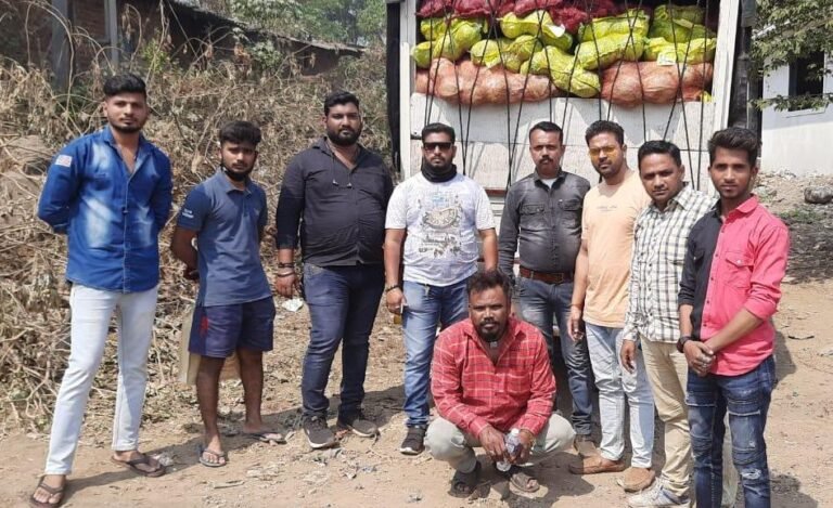 डोंबिवलीतील काटई नाक्यावर बजरंग दलच्या कार्यकर्त्यांनी पकडून दिले दीड टन गोमांस डोंबिवलीतील काटई नाक्यावर बजरंग दलच्या कार्यकर्त्यांनी पकडून दिले दीड टन गोमांस