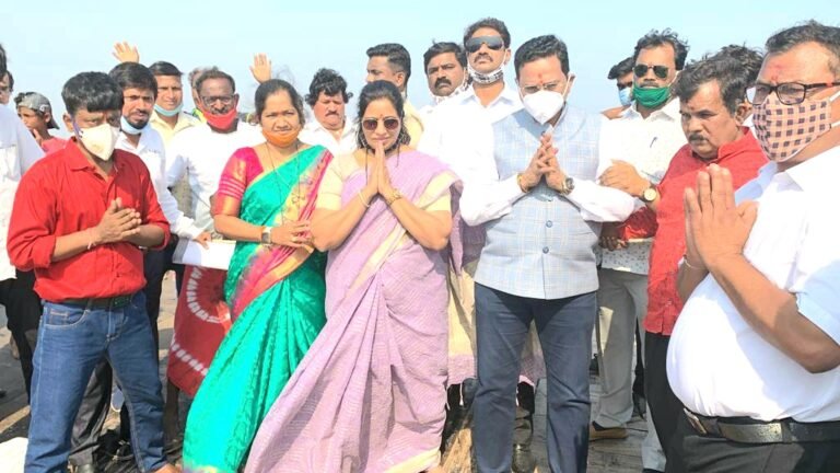अरबी समुद्रातील उत्तन येथील खुट्याची वाट याखडकावर दिपस्तंभ कामाचे जल भूमिपूजन खासदार राजन विचारे यांच्या हस्ते संपन्न! अरबी समुद्रातील उत्तन येथील खुट्याची वाट याखडकावर दिपस्तंभ कामाचे जल भूमिपूजन खासदार राजन विचारे यांच्या हस्ते संपन्न!