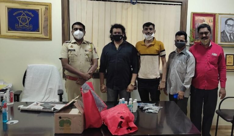 सॅनिटायजर्स आणि आणि मास्कचे पोलिसात वाटप..