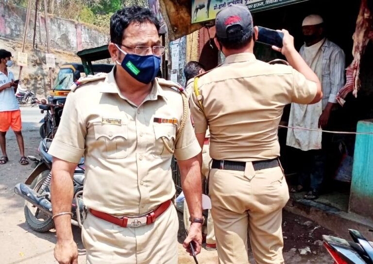 लॉकडाऊनच्या नियमांचे उल्लंघन करणाऱ्या दुकानांवर मानपाडा पोलिसांची कारवाई लॉकडाऊनच्या नियमांचे उल्लंघन करणाऱ्या दुकानांवर मानपाडा पोलिसांची कारवाई
