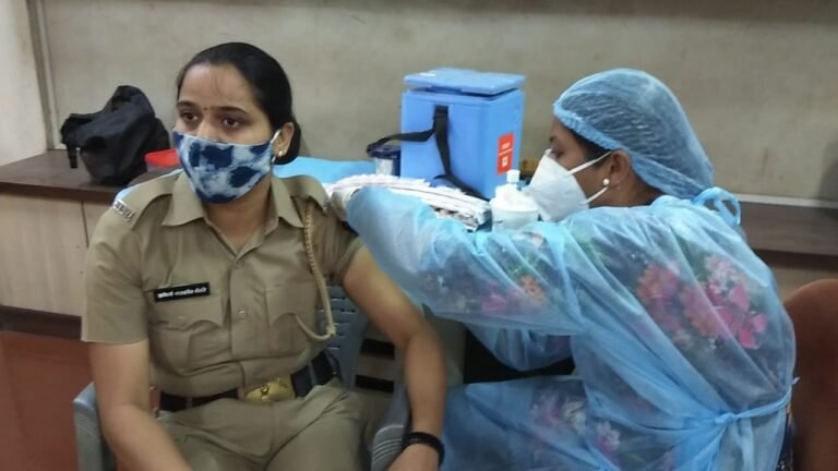 केंद्राच्या परवानगीनंतरच घरोघरी लसीकरण; पालिकेच्या भूमिकेवर उच्च न्यायालयाने ओढले ताशेरे केंद्राच्या परवानगीनंतरच घरोघरी लसीकरण; पालिकेच्या भूमिकेवर उच्च न्यायालयाने ओढले ताशेरे