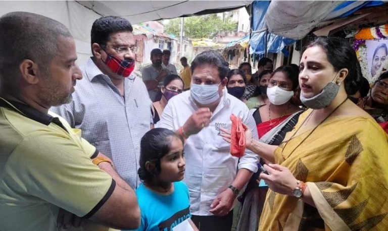डोंबिवलीच्या विद्या पाटील यांच्या कुटुंबियांचे भाजपच्या चित्रा वाघ यांनी केले सांत्वन डोंबिवलीच्या विद्या पाटील यांच्या कुटुंबियांचे भाजपच्या चित्रा वाघ यांनी केले सांत्वन