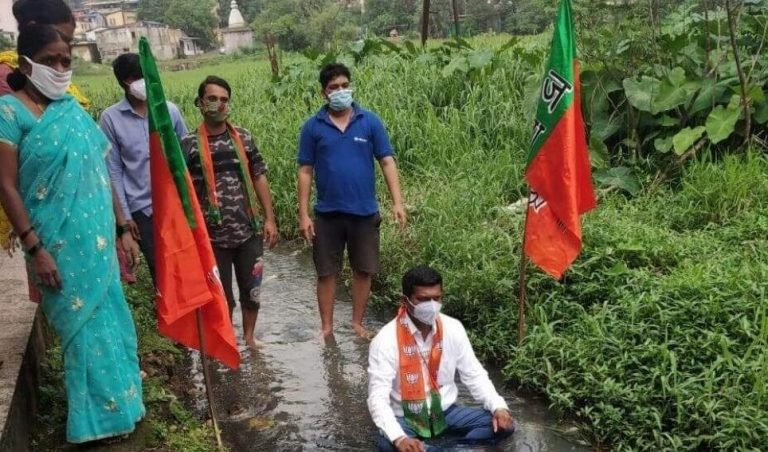 नाल्याच्या त्रासाला कंटाळून भाजपा पदाधिकाऱ्यासह नागरिकांनी नाल्यात बसून केले आंदोलन