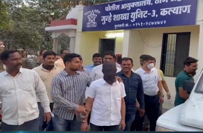डोंबिवलीतून तलवारी, बटन चाकू पकडले; गुन्हे शाखा युनिट-३ कल्याण पोलिसांची धडाकेबाज कामगिरी.. डोंबिवलीतून तलवारी, बटन चाकू पकडले; गुन्हे शाखा युनिट-३ कल्याण पोलिसांची धडाकेबाज कामगिरी..
