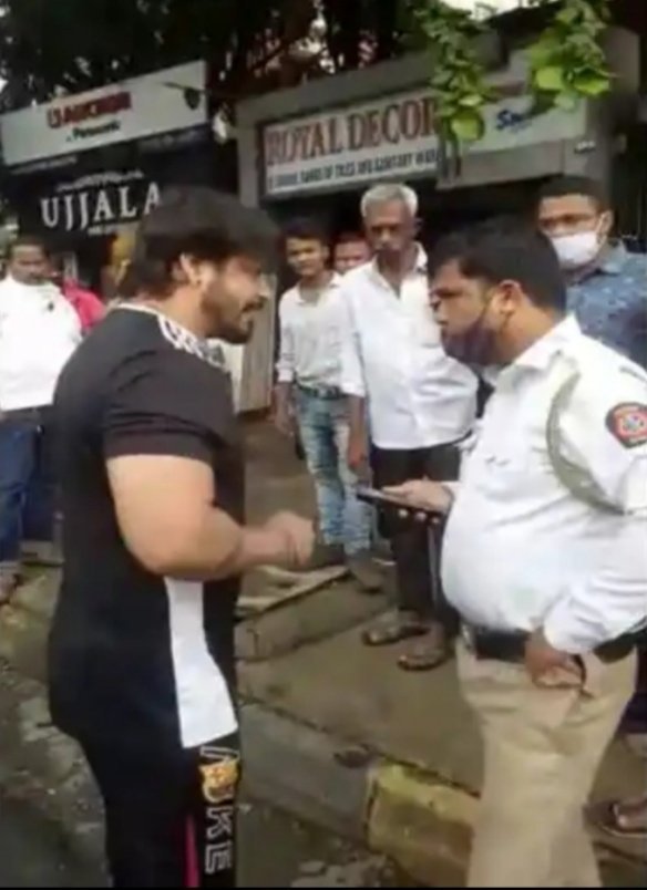 रस्त्यावर वाहतूक पोलिसाशी हुज्जत घालत अरेरावी करणाऱ्याला खाकी वर्दीचा झटका..