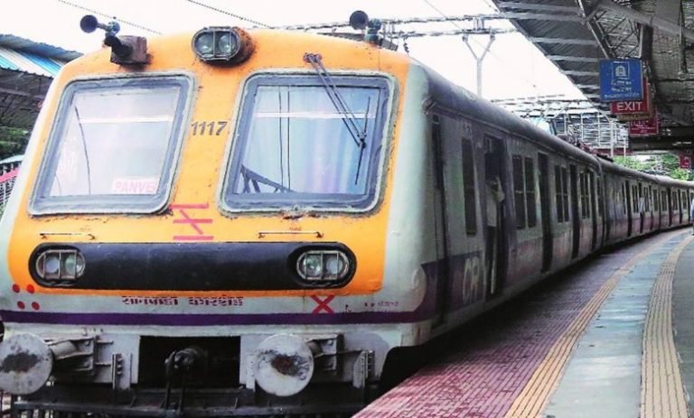 कोविड लसीकरणाचे दोन डोस घेतलेल्या मुंबईकरांना लोकल प्रवासाची परवानगी असून पण अद्याप ट्रेनला पहिल्यासारखी गर्दी नाही..