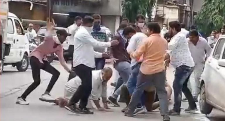भाजपा नगरसेवकाला उल्हासनगर मध्ये आज काळे फासून चोपले.. भाजपा नगरसेवकाला उल्हासनगर मध्ये आज काळे फासून चोपले..