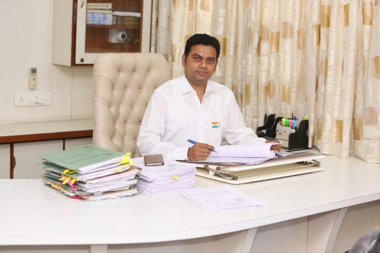 मिरा-भाईंदर महानगरपालिकेचे कार्यकारी अभियंता दिपक खांबीत यांच्या गाडीवर झाला गोळीबार! खांबीत किरकोळ जखमी!