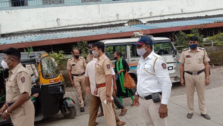 डोंबिवली शहरातील बेशिस्त रिक्षा चालकांवर संयुक्त कारवाई.. डोंबिवली शहरातील बेशिस्त रिक्षा चालकांवर संयुक्त कारवाई..