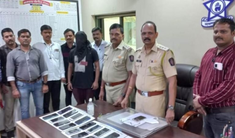 अट्टल मोबाईल चोरटा डोंबिवली मानपाडा पोलिसांच्या जाळ्यात, ३ लाख ४० हजार किंमतीचे चोरीचे ३१ मोबाईल हस्तगत.. अट्टल मोबाईल चोरटा डोंबिवली मानपाडा पोलिसांच्या जाळ्यात, ३ लाख ४० हजार किंमतीचे चोरीचे ३१ मोबाईल हस्तगत..