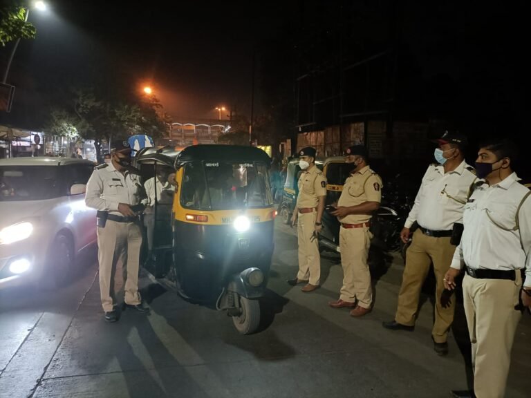 नियमांचे उल्लंघन करण्याऱ्या बेशिस्त रिक्षा चालकांवर वाहतूक शाखेची धडक कारवाई.. नियमांचे उल्लंघन करण्याऱ्या बेशिस्त रिक्षा चालकांवर वाहतूक शाखेची धडक कारवाई..