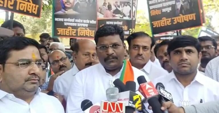 पदाधिकारी हल्ला प्रकरणी भाजपाचे रामनगर येथील डोंबिवली पोलीस ठाण्याबाहेर ठिय्या आंदोलन; उपोषण तुर्तास स्थगित.. पदाधिकारी हल्ला प्रकरणी भाजपाचे रामनगर येथील डोंबिवली पोलीस ठाण्याबाहेर ठिय्या आंदोलन; उपोषण तुर्तास स्थगित..