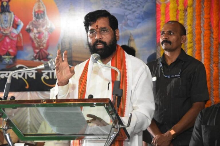 ‘बा विठ्ठला.. समाजातील सर्व घटकातील लोकांच्या जीवनात सुख व समृद्धी येण्यासाठी कोरोनासह सर्व अडचणी दूर कर’- मुख्यमंत्र्यांचे विठ्ठलाच्या चरणी साकडे..