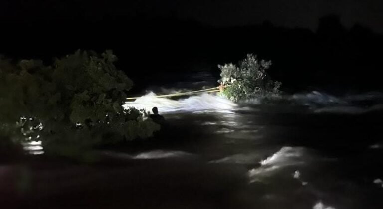 सुकी नदी पात्रात अडकलेल्या ९ पर्यटकांना वाचवण्यात जळगाव जिल्हा प्रशासनास यश..