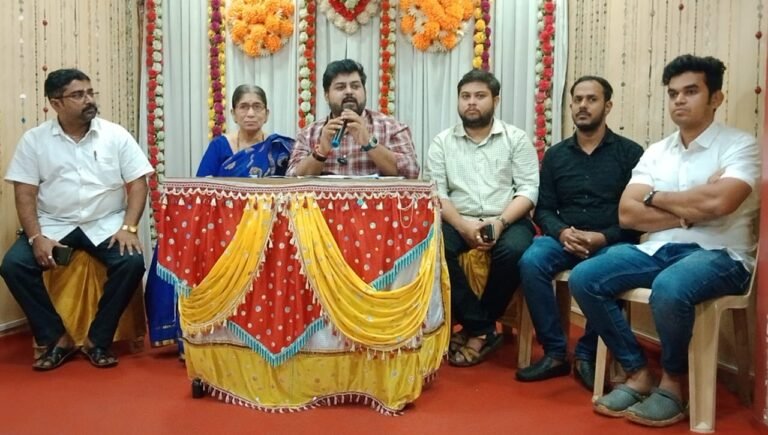डोंबिवलीतील सम्राट चौकात कोरोनाच्या दिर्घकाळानंतर ‘दीपेश म्हात्रे फाउंडेशन’ तर्फे २०२२ च्या भव्यदिव्य दहीकाला उत्सवात कर्णबधिर मुलांना दहीहंडी फोडण्याच्या प्रथम मान..