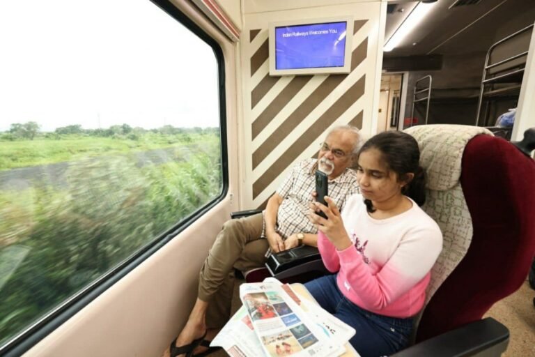 कोकण रेल्वेमार्गावरील ‘तेजस’ एक्सप्रेस धावणार अत्याधुनिक ‘विस्टाडोम’ कोचसह.. कोकण रेल्वेमार्गावरील ‘तेजस’ एक्सप्रेस धावणार अत्याधुनिक ‘विस्टाडोम’ कोचसह..