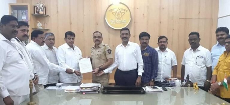 आमदार विश्वनाथ भोईर यांनी पोलीसांना दिलेल्या निवेदनात साळवी यांना तडीपार नोटिस प्रकरणी बाजू मांडण्याची पूर्ण संधी द्यावी असे म्हटले..