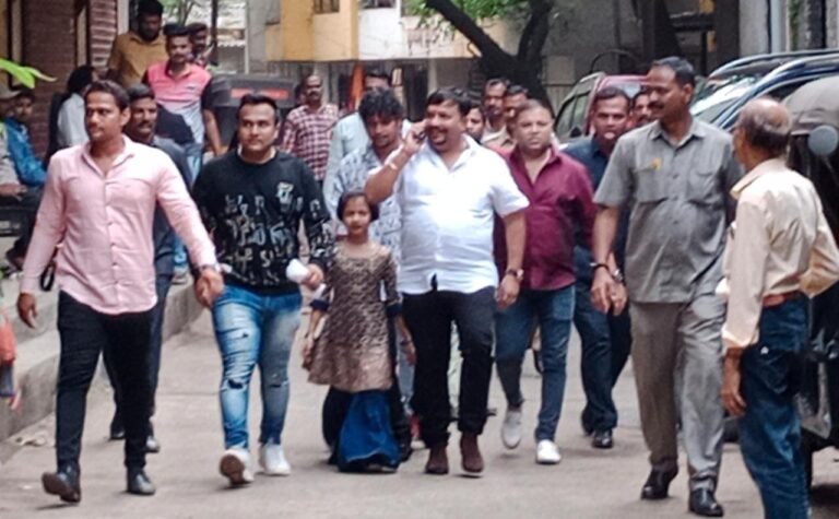 डोंबिवलीतील माजी नगरसेवक महेश पाटील यांचे शहरात फटाक्यांच्या आतिषबाजीने जंगी स्वागत.. डोंबिवलीतील माजी नगरसेवक महेश पाटील यांचे शहरात फटाक्यांच्या आतिषबाजीने जंगी स्वागत..