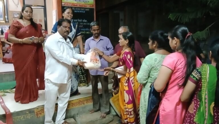 शिवसेना कोपर शाखेने गेल्या १२ वर्षांची परंपरा कायम राखत केले हजारो लाभार्थींना मोफत दिवाळी किटचे वाटप..