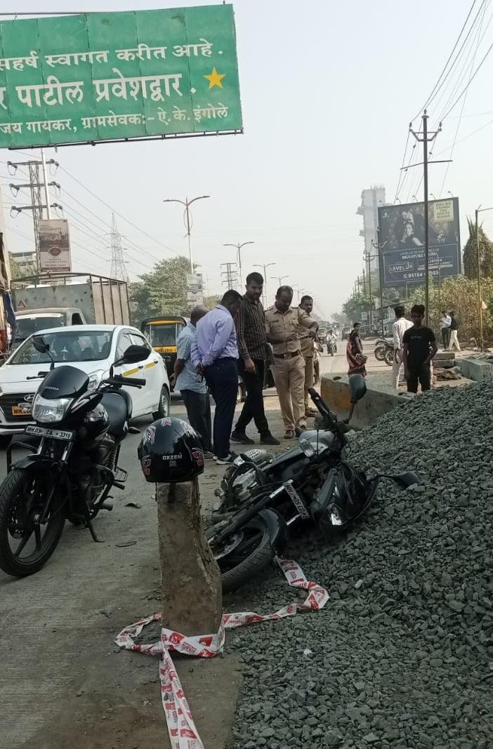 कल्याण-शिळ रस्ता रुंदीकरण कामाने घेतला आणखी एका मोटारसायकल स्वाराचा बळी.. कल्याण-शिळ रस्ता रुंदीकरण कामाने घेतला आणखी एका मोटारसायकल स्वाराचा बळी..