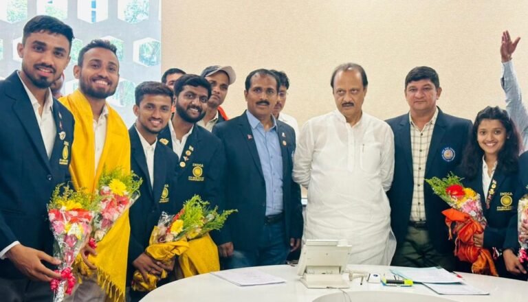 महाराष्ट्राच्या खेळाडूंचा क्रीडामंत्री गिरीश महाजन व विरोधी पक्षनेते अजित पवार यांच्याकडून खेळाडुंचा सत्कार व कौतुक..