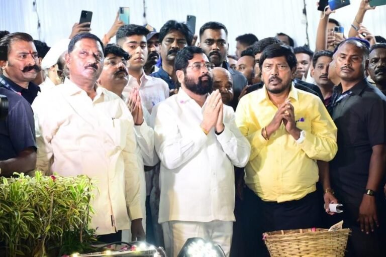 डॉ.बाबासाहेब आंबेडकर यांच्या दादर येथील चैत्यभूमी वर मुख्यमंत्री एकनाथजी शिंदे यांचे अभिवादन..