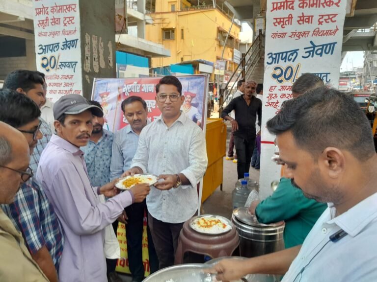 लालबावटा रिक्षा युनियनतर्फे शूरवीर आन ठाकूर-मान ठाकूर यांच्या स्मृतीदिनी मोफत जेवण वाटप.. लालबावटा रिक्षा युनियनतर्फे शूरवीर आन ठाकूर-मान ठाकूर यांच्या स्मृतीदिनी मोफत जेवण वाटप..
