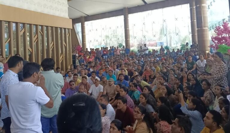 पाण्यासाठी बिल्डर आणि प्रशासनाला इशारा देत डोंबिवली येथील ‘रिजन्सी अनंतम्’ च्या रहिवाशांचे आंदोलन.. पाण्यासाठी बिल्डर आणि प्रशासनाला इशारा देत डोंबिवली येथील ‘रिजन्सी अनंतम्’ च्या रहिवाशांचे आंदोलन..