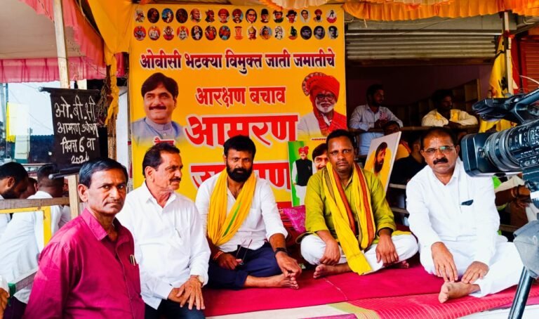 अहमदपूर तालुक्यातील सकल ओबीसी समाज बांधवांच्या वतिने प्रा. लक्ष्मण हाके यांना उपोषस्थळीभेट देऊन दिला पाठींबा.