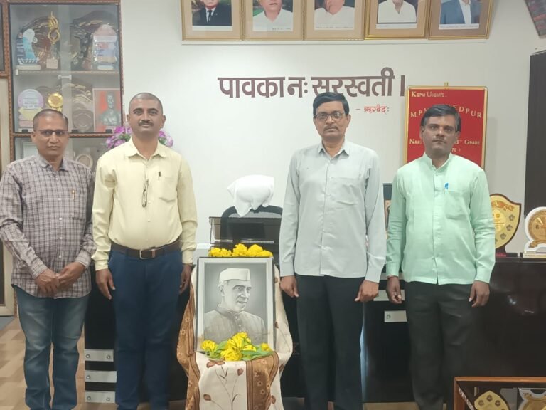 *महात्मा फुले महाविद्यालयात पंडित नेहरू यांची जयंती साजरी*