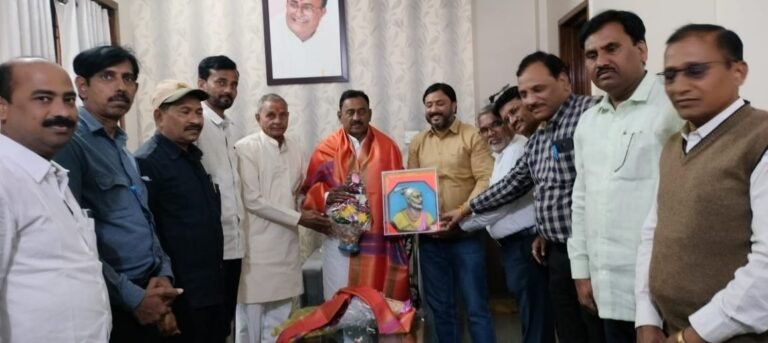*उदगीरच्या किसान शिक्षण प्रसारक मंडळाकडून नवनिर्वाचित आमदार बाबासाहेब पाटील यांचा सत्कार*